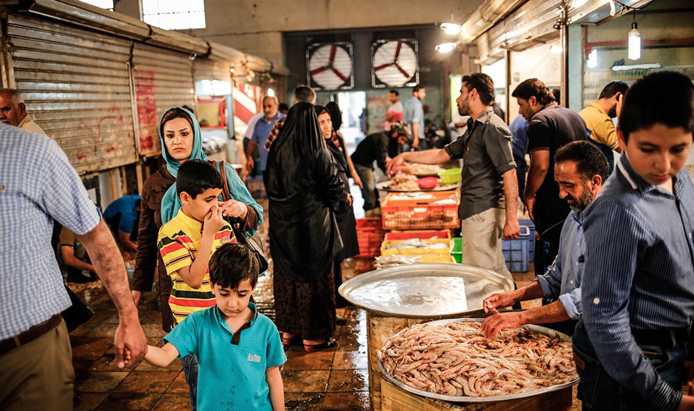 عراقی هایی که فقط چندساعت به ایران می آیند و موادغذایی را غارت می کنند،گردشگرند؟! عراقی هایی که فقط چندساعت به ایران می آیند و موادغذایی را غارت می کنند،گردشگرند؟!