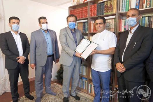 حضور شهردار اهواز در منزل شهروند خیر اهدا کننده تجیزات آتش نشانی حضور شهردار اهواز در منزل شهروند خیر اهدا کننده تجیزات آتش نشانی