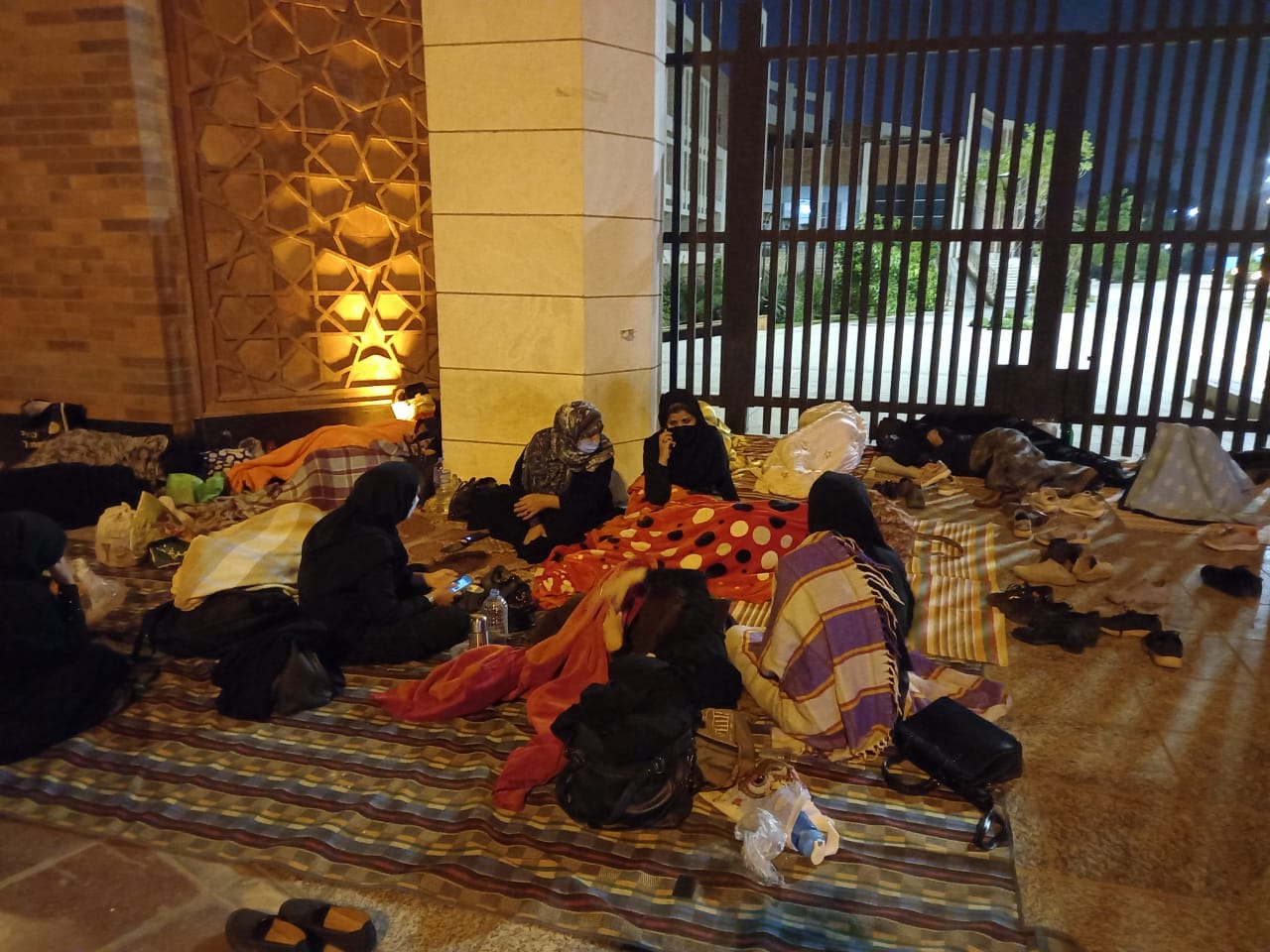 خواب شبانه مربیان پیش دبستانیِ معترض ایذه مقابل استانداری خوزستان! خواب شبانه مربیان پیش دبستانیِ معترض ایذه مقابل استانداری خوزستان!