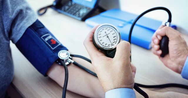 ۶ نشانه فشار خون بالا که نباید نادیده بگیرید
