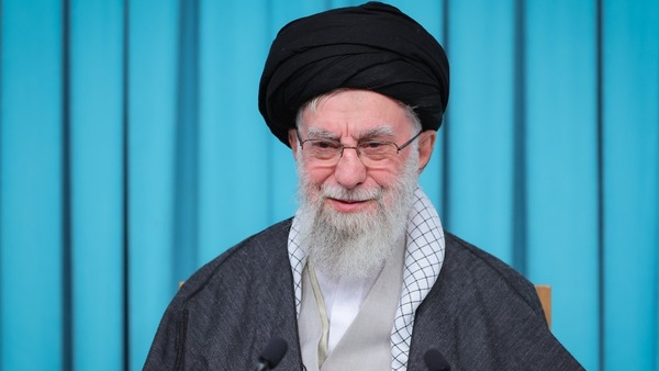 افراد هوشمند و صاحب‌نظران دلسوز باید راه‌های تقویت کشور را پیدا و دنبال کنند تا طرف مقابل دیگر حتی تهدید هم نمی‌کند