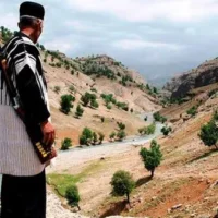 عشایر غیور کشور را به سلاح های مناسب برای جنگ با استکبار تجهیز کنید